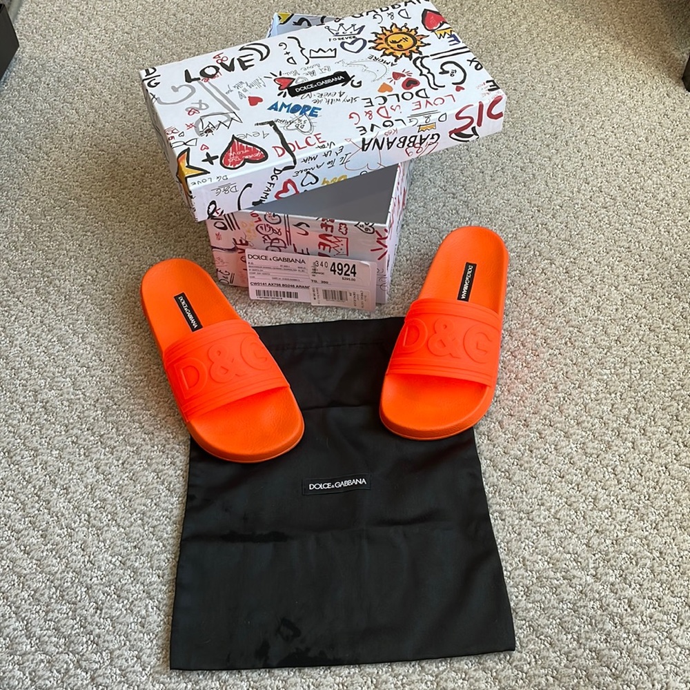 Rubber beachwear sliders with DG logo